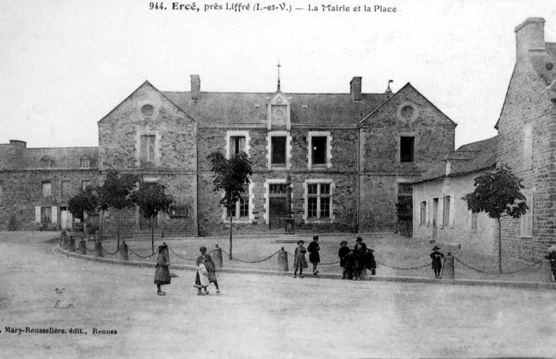 La mairie et la place d'Ercé près Liffré
